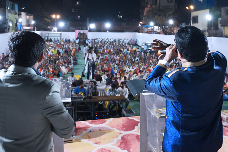 On January 13 and 14, 2024, thousands gathered for Grace Ministry's two-day prayer meeting at Sion on the Mumbai grounds. The two-day prayer assembly drew attendees from around Mumbai. This is a detailed report of the Day 2 prayer meeting conducted in Koliwada, Dharavi.